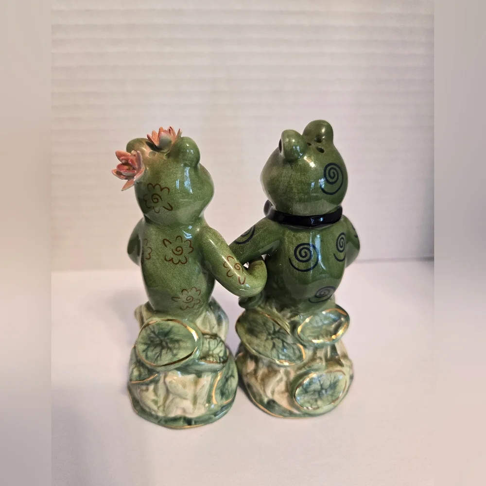 Appletree Desing. Alfrogo & Frogalina A Salt & Pepper Shaker Couple.